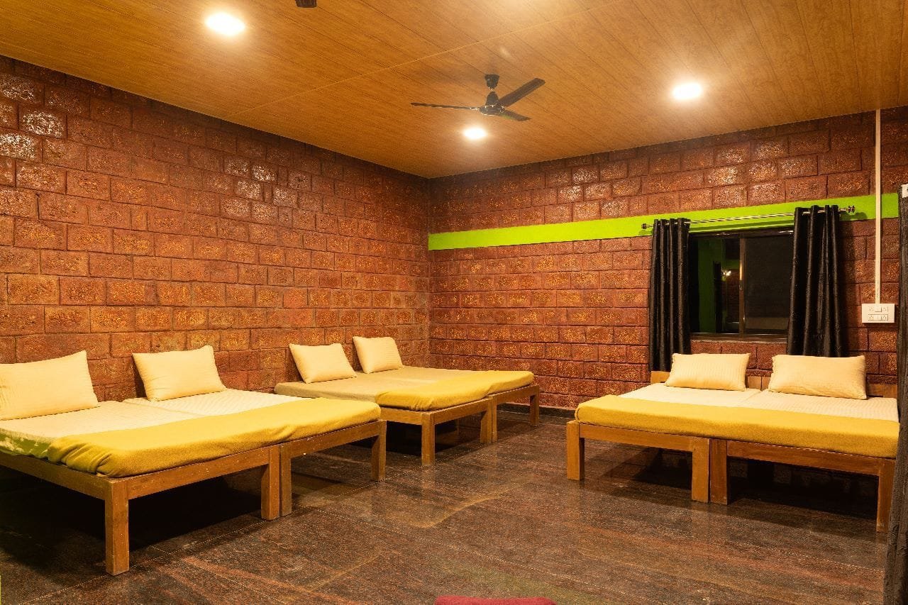 Dormitory with six beds